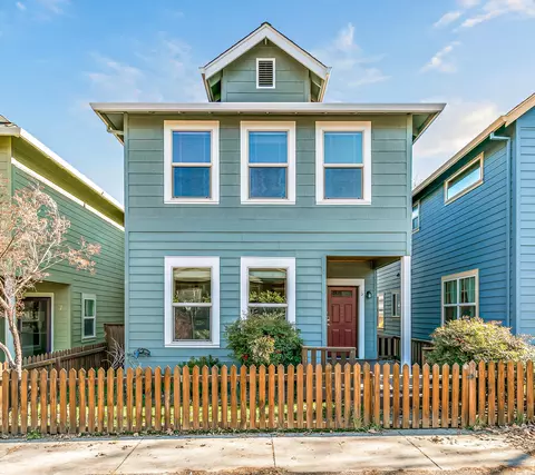 5 Logan Way, Talent, OR 97540