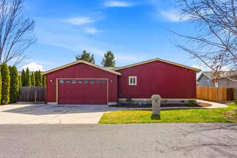 658 NE Shoshone Dr, Redmond, OR 97756