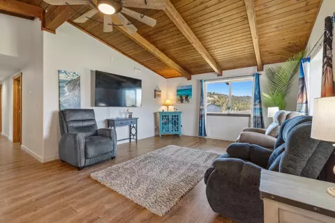 Living - 4811 Wocus Rd, Klamath Falls, OR 97601 photo 2 of 6