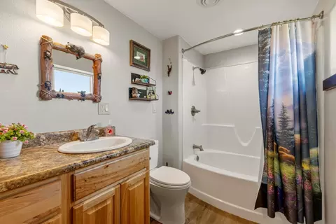 Bath - 4811 Wocus Rd, Klamath Falls, OR 97601 photo 1 of 2