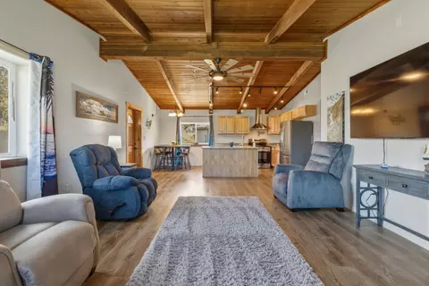 Living - 4811 Wocus Rd, Klamath Falls, OR 97601 photo 5 of 6