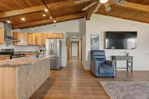 Entry Way - 4811 Wocus Rd, Klamath Falls, OR 97601 photo 2 of 2