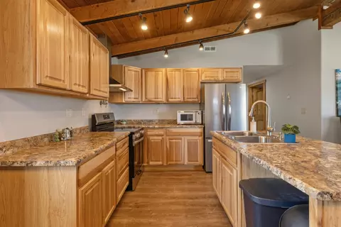Kitchen - 4811 Wocus Rd, Klamath Falls, OR 97601 photo 4 of 4