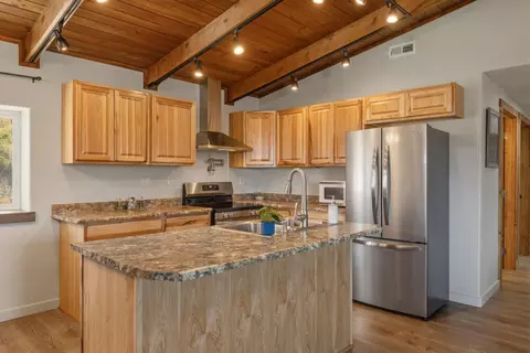 Kitchen - 4811 Wocus Rd, Klamath Falls, OR 97601 photo 3 of 4