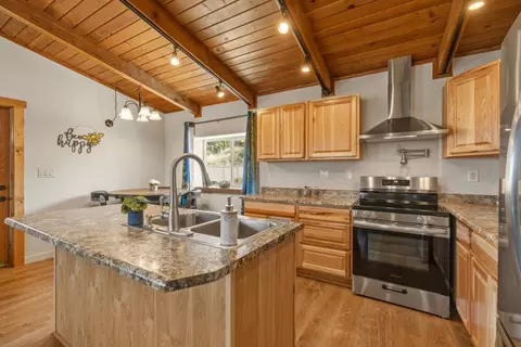 Kitchen - 4811 Wocus Rd, Klamath Falls, OR 97601 photo 2 of 4
