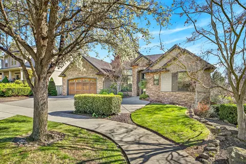 3874 Cherry Ln, Medford, OR 97504