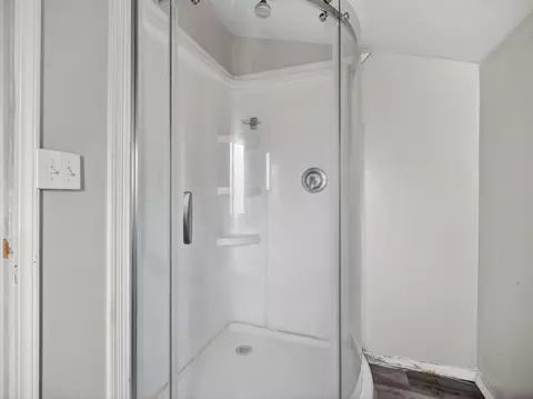 Bath - 515 SE 4th St, Pendleton, OR 97801 photo 2 of 4