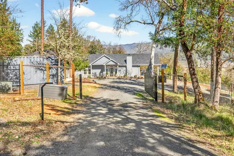 145 Lomas Rd, Jacksonville, OR 97530