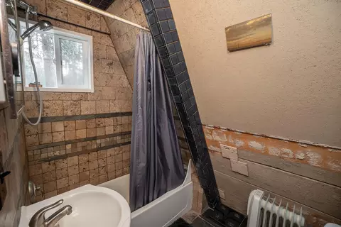 Bath - 15635 6th St, La Pine, OR 97739 photo 1 of 1