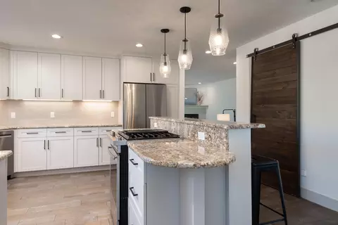 Kitchen - 60012 Ridgeview Dr W, Bend, OR 97702 photo 2 of 4
