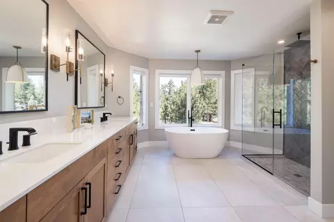 Bath - 60012 Ridgeview Dr W, Bend, OR 97702 photo 1 of 8