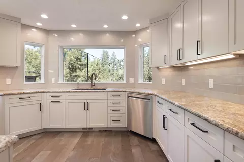 Kitchen - 60012 Ridgeview Dr W, Bend, OR 97702 photo 3 of 4