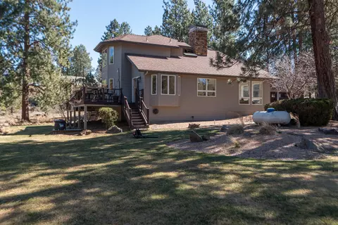 Exterior - 60012 Ridgeview Dr W, Bend, OR 97702 photo 4 of 11