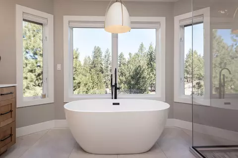 Bath - 60012 Ridgeview Dr W, Bend, OR 97702 photo 3 of 8