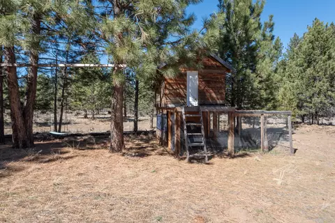 Exterior - 60012 Ridgeview Dr W, Bend, OR 97702 photo 5 of 11