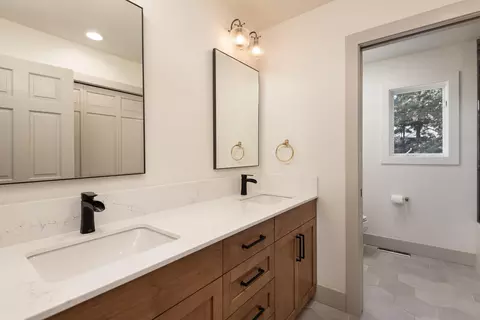 Bath - 60012 Ridgeview Dr W, Bend, OR 97702 photo 4 of 8