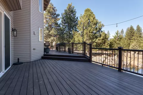 Exterior - 60012 Ridgeview Dr W, Bend, OR 97702 photo 2 of 11