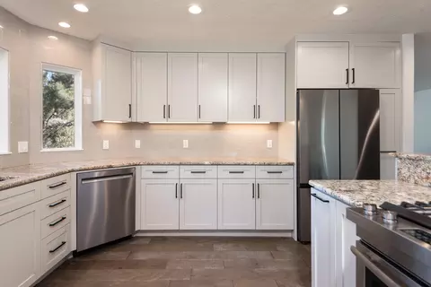 Kitchen - 60012 Ridgeview Dr W, Bend, OR 97702 photo 4 of 4