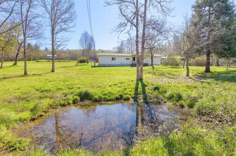 885 Plumtree Ln, Grants Pass, OR 97526