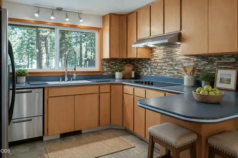 Kitchen - 153469 Hackamore Ln, La Pine, OR 97739 photo 2 of 2