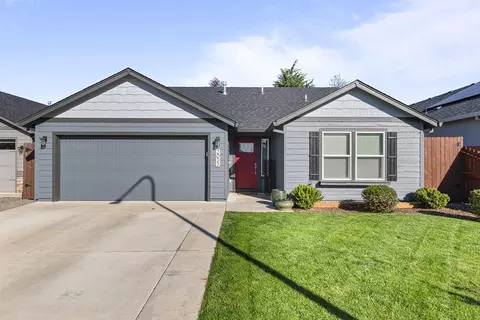 2033 Milton Ln, Medford, OR 97501