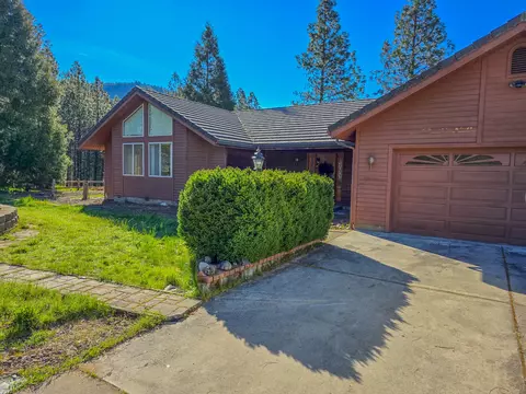 2363 Jaynes Dr, Grants Pass, OR 97527