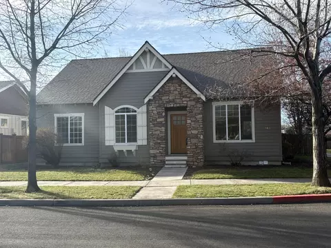 1642 NW Hemlock Ave, Redmond, OR 97756