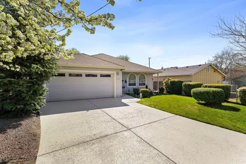 165 NW Midland Ave, Grants Pass, OR 97526