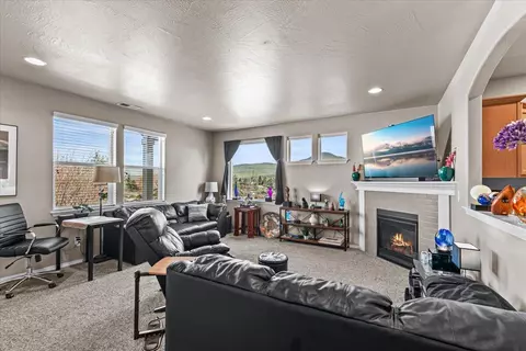 2264 College Way, Medford, OR 97504