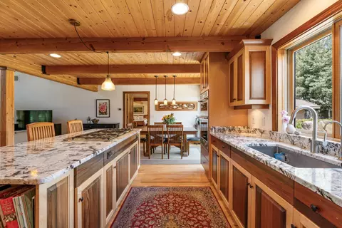Kitchen - 55635 Gatehouse Ln, Bend, OR 97707 photo 4 of 6