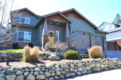 915 NW Bishop St, Grants Pass, OR 97526