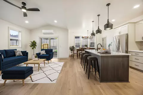 566 Coffee Ln, Ashland, OR 97520