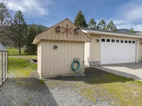 Exterior - 15902 Water Gap Rd, Williams, OR 97544 photo 16 of 33
