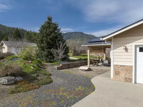 Exterior - 15902 Water Gap Rd, Williams, OR 97544 photo 5 of 33