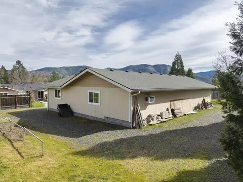 Exterior - 15902 Water Gap Rd, Williams, OR 97544 photo 14 of 33