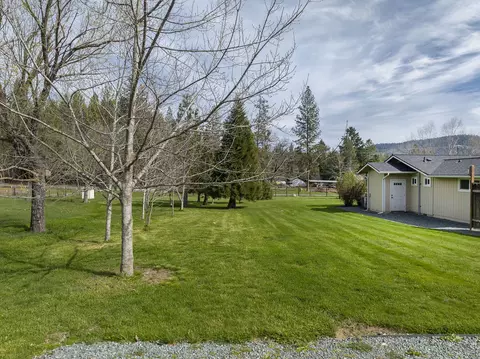 Exterior - 15902 Water Gap Rd, Williams, OR 97544 photo 24 of 33
