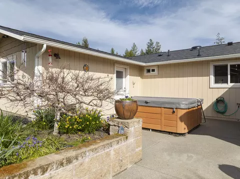 Exterior - 15902 Water Gap Rd, Williams, OR 97544 photo 8 of 33