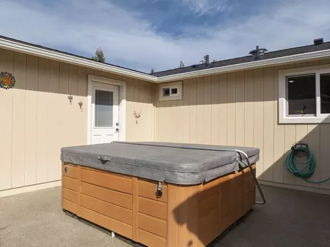 Exterior - 15902 Water Gap Rd, Williams, OR 97544 photo 9 of 33