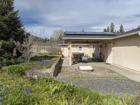 Exterior - 15902 Water Gap Rd, Williams, OR 97544 photo 4 of 33