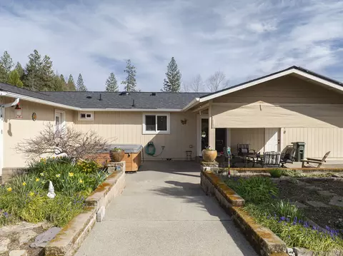 Exterior - 15902 Water Gap Rd, Williams, OR 97544 photo 10 of 33
