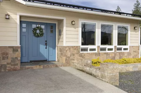 Exterior - 15902 Water Gap Rd, Williams, OR 97544 photo 3 of 33