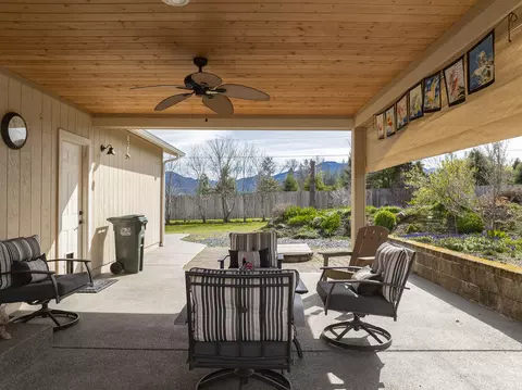 Exterior - 15902 Water Gap Rd, Williams, OR 97544 photo 7 of 33
