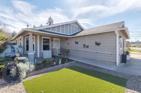 404 Lindilu Ln, Cave Junction, OR 97523