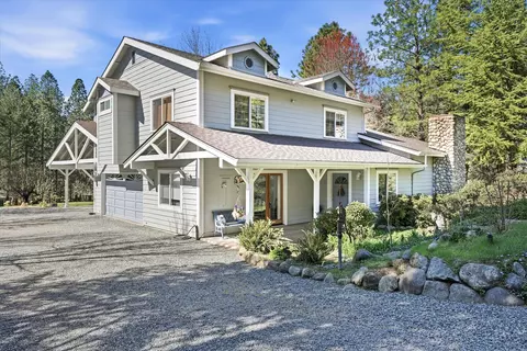916 Ferry Rd, Grants Pass, OR 97526