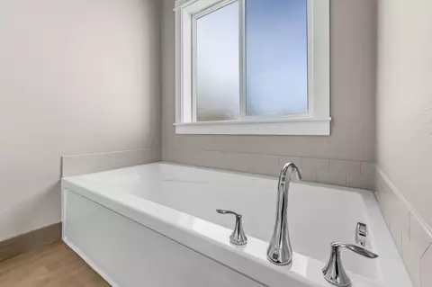Bath - 1801 NE Shadowcrest Way, Bend, OR 97701 photo 4 of 8