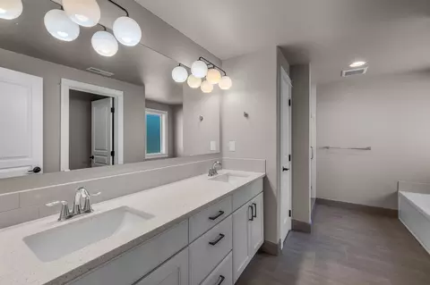 Bath - 1801 NE Shadowcrest Way, Bend, OR 97701 photo 2 of 8