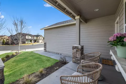 Exterior - 1801 NE Shadowcrest Way, Bend, OR 97701 photo 4 of 10