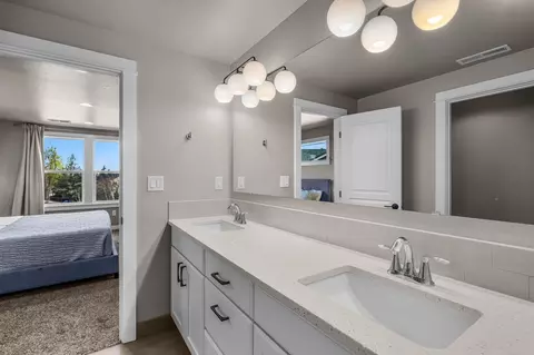Bath - 1801 NE Shadowcrest Way, Bend, OR 97701 photo 3 of 8