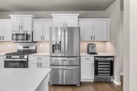 Kitchen - 1801 NE Shadowcrest Way, Bend, OR 97701 photo 4 of 5