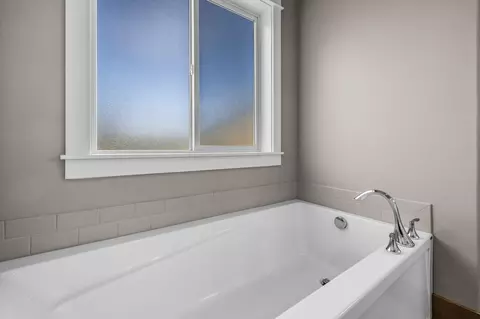 Bath - 1801 NE Shadowcrest Way, Bend, OR 97701 photo 5 of 8